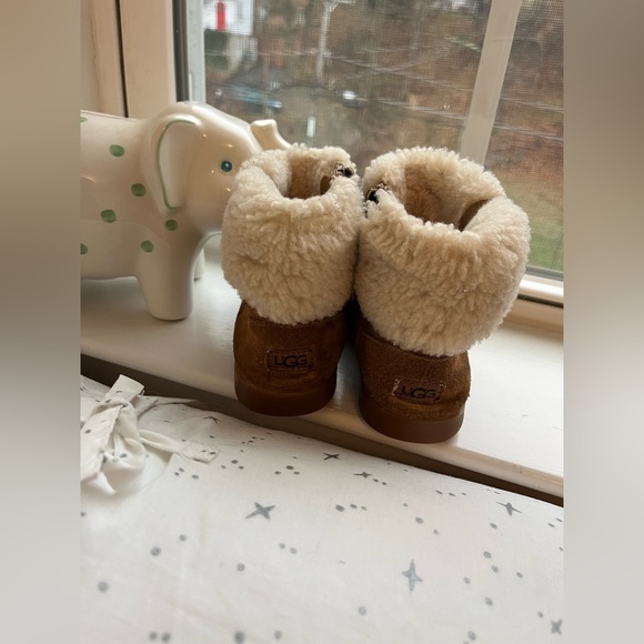 Toddler girl Ugg boots size 9 - Picture 2 of 3